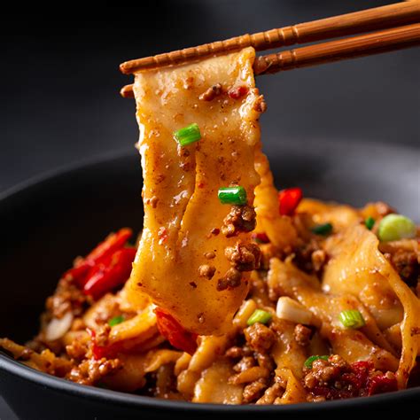  Hand-Pulled Noodles in Spicy Chili Oil: An Explosion of Flavor and Textures, Guaranteed to Tantalize Your Taste Buds!